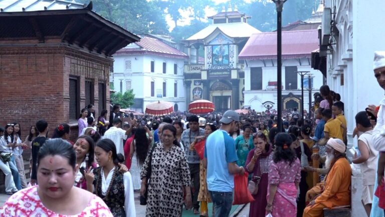 साउनको अन्तिम सोमबार पशुपतिनाथमा भक्तजनको ठुलो भीड